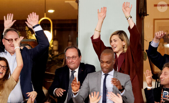 François Hollande et sa femme Julie Gayet assistent au match opposant C. Alcaraz à S. Tsitsipas lors des Internationaux de France de tennis de Roland Garros 2024 à Paris le 4 juin 2024. © Jacovides-Moreau/Bestimage