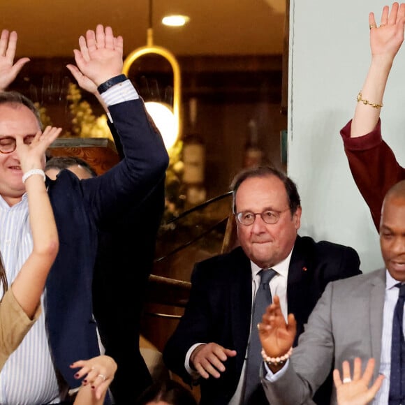 François Hollande et sa femme Julie Gayet assistent au match opposant C. Alcaraz à S. Tsitsipas lors des Internationaux de France de tennis de Roland Garros 2024 à Paris le 4 juin 2024. © Jacovides-Moreau/Bestimage