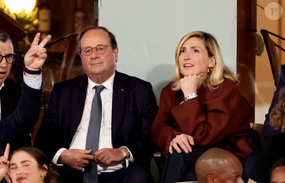 François Hollande et sa femme Julie Gayet assistent au match opposant C. Alcaraz à S. Tsitsipas lors des Internationaux de France de tennis de Roland Garros 2024 à Paris le 4 juin 2024. © Jacovides-Moreau/Bestimage