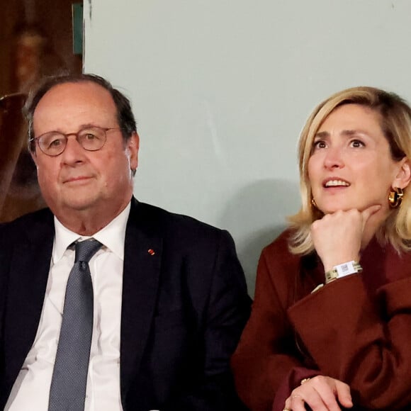 François Hollande et sa femme Julie Gayet assistent au match opposant C. Alcaraz à S. Tsitsipas lors des Internationaux de France de tennis de Roland Garros 2024 à Paris le 4 juin 2024. © Jacovides-Moreau/Bestimage