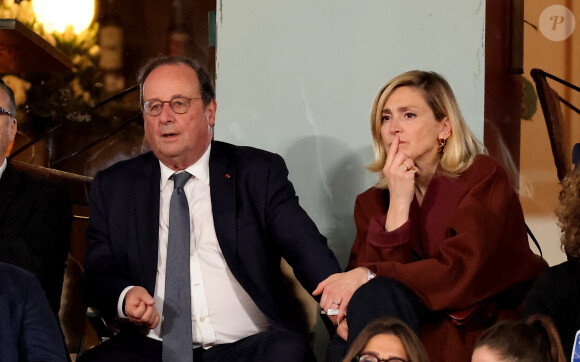 François Hollande et sa femme Julie Gayet assistent au match opposant C. Alcaraz à S. Tsitsipas lors des Internationaux de France de tennis de Roland Garros 2024 à Paris le 4 juin 2024. © Jacovides-Moreau/Bestimage