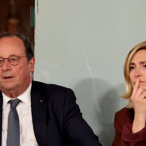 François Hollande et sa femme Julie Gayet assistent au match opposant C. Alcaraz à S. Tsitsipas lors des Internationaux de France de tennis de Roland Garros 2024 à Paris le 4 juin 2024. © Jacovides-Moreau/Bestimage