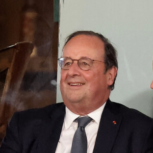 François Hollande et sa femme Julie Gayet assistent au match opposant C. Alcaraz à S. Tsitsipas lors des Internationaux de France de tennis de Roland Garros 2024 à Paris le 4 juin 2024. © Jacovides-Moreau/Bestimage