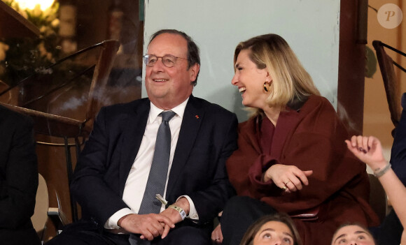 François Hollande et sa femme Julie Gayet assistent au match opposant C. Alcaraz à S. Tsitsipas lors des Internationaux de France de tennis de Roland Garros 2024 à Paris le 4 juin 2024. © Jacovides-Moreau/Bestimage