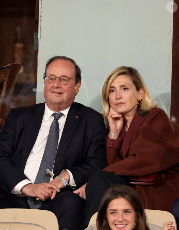 François Hollande et sa femme Julie Gayet assistent au match opposant C. Alcaraz à S. Tsitsipas lors des Internationaux de France de tennis de Roland Garros 2024 à Paris le 4 juin 2024. © Jacovides-Moreau/Bestimage