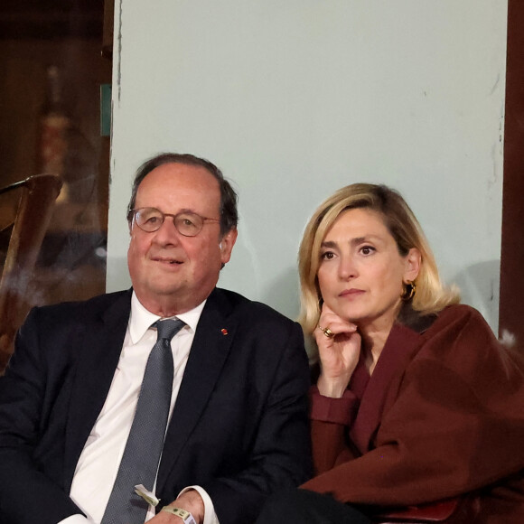 François Hollande et sa femme Julie Gayet assistent au match opposant C. Alcaraz à S. Tsitsipas lors des Internationaux de France de tennis de Roland Garros 2024 à Paris le 4 juin 2024. © Jacovides-Moreau/Bestimage