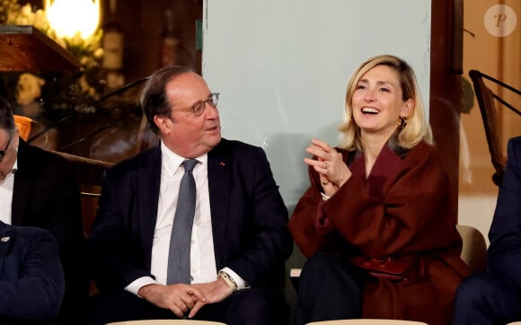 François Hollande et sa femme Julie Gayet assistent au match opposant C. Alcaraz à S. Tsitsipas lors des Internationaux de France de tennis de Roland Garros 2024 à Paris le 4 juin 2024. © Jacovides-Moreau/Bestimage