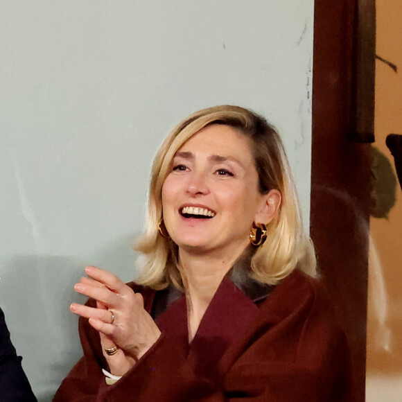 François Hollande et sa femme Julie Gayet assistent au match opposant C. Alcaraz à S. Tsitsipas lors des Internationaux de France de tennis de Roland Garros 2024 à Paris le 4 juin 2024. © Jacovides-Moreau/Bestimage