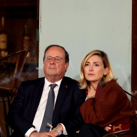 François Hollande et sa femme Julie Gayet assistent au match opposant C. Alcaraz à S. Tsitsipas lors des Internationaux de France de tennis de Roland Garros 2024 à Paris le 4 juin 2024. © Jacovides-Moreau/Bestimage