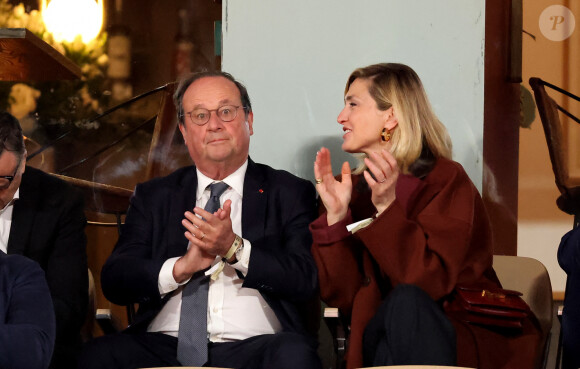 François Hollande et sa femme Julie Gayet assistent au match opposant C. Alcaraz à S. Tsitsipas lors des Internationaux de France de tennis de Roland Garros 2024 à Paris le 4 juin 2024. © Jacovides-Moreau/Bestimage