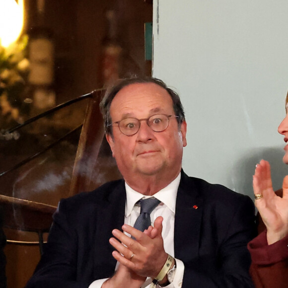 François Hollande et sa femme Julie Gayet assistent au match opposant C. Alcaraz à S. Tsitsipas lors des Internationaux de France de tennis de Roland Garros 2024 à Paris le 4 juin 2024. © Jacovides-Moreau/Bestimage