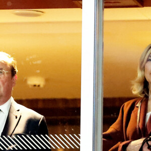 François Hollande et sa femme Julie Gayet assistent au match opposant C. Alcaraz à S. Tsitsipas lors des Internationaux de France de tennis de Roland Garros 2024 à Paris le 4 juin 2024. © Jacovides-Moreau/Bestimage