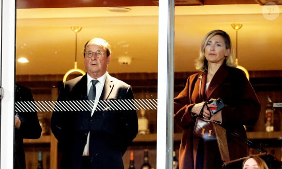 François Hollande et sa femme Julie Gayet assistent au match opposant C. Alcaraz à S. Tsitsipas lors des Internationaux de France de tennis de Roland Garros 2024 à Paris le 4 juin 2024. © Jacovides-Moreau/Bestimage