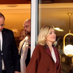 François Hollande et sa femme Julie Gayet assistent au match opposant C. Alcaraz à S. Tsitsipas lors des Internationaux de France de tennis de Roland Garros 2024 à Paris le 4 juin 2024. © Jacovides-Moreau/Bestimage