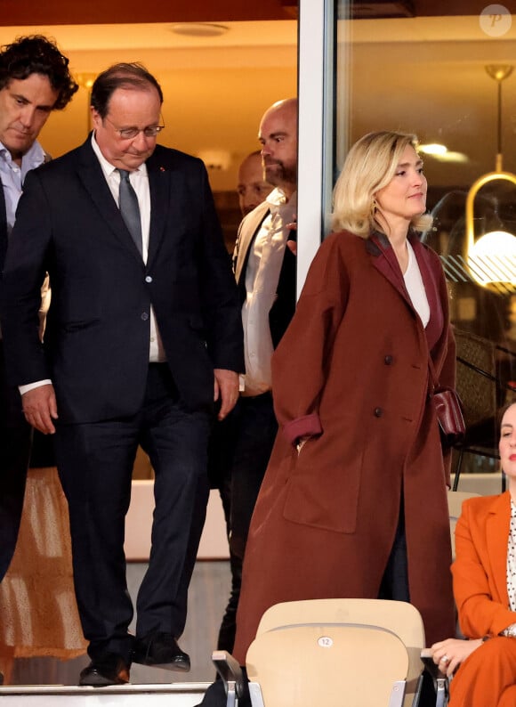 François Hollande et sa femme Julie Gayet assistent au match opposant C. Alcaraz à S. Tsitsipas lors des Internationaux de France de tennis de Roland Garros 2024 à Paris le 4 juin 2024. © Jacovides-Moreau/Bestimage