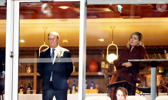 François Hollande et sa femme Julie Gayet assistent au match opposant C. Alcaraz à S. Tsitsipas lors des Internationaux de France de tennis de Roland Garros 2024 à Paris le 4 juin 2024. © Jacovides-Moreau/Bestimage