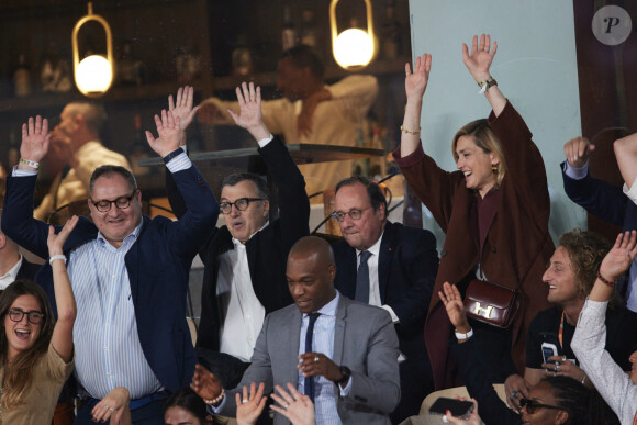 Semi-exclusif - François Hollande et sa femme Julie Gayet assistent au match opposant C. Alcaraz à S. Tsitsipas lors des Internationaux de France de tennis de Roland Garros 2024 à Paris le 4 juin 2024. © Jacovides-Moreau/Bestimage