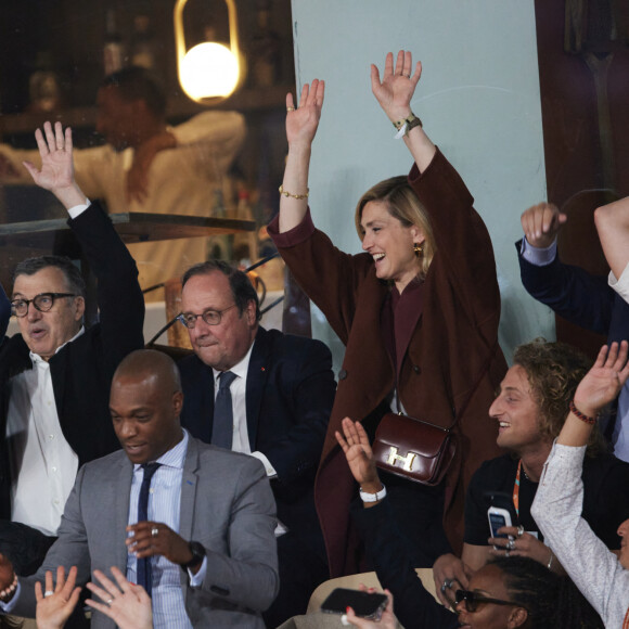 Semi-exclusif - François Hollande et sa femme Julie Gayet assistent au match opposant C. Alcaraz à S. Tsitsipas lors des Internationaux de France de tennis de Roland Garros 2024 à Paris le 4 juin 2024. © Jacovides-Moreau/Bestimage