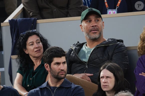 Le chef de l'état aurait pu croiser une ex à Roland Garros mais c'est l'ancien compagnon de Valérie Trierweiler, Romain Magellan, qui était dans les tribunes
Romain Magellan (ex-compagnon de V. Trierweiler) dans les tribunes des Internationaux de France de tennis de Roland Garros 2024 à Paris le 4 juin 2024. © Jacovides-Moreau/Bestimage