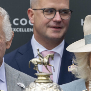 - la première étant la reine Elizabeth II en 1960. Même si les billets qui entreront en circulation le 5 juin 2024 comporteront 
Le roi Charles III d'Angleterre et Camilla Parker Bowles, reine consort d'Angleterre, au Lady Day du premier jour du Derby d'Epsom à Epsom Downs, Royaume Uni, le 31 mai 2024. © GoffPhotos/Bestimage