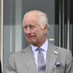 Les billetophiles ont toutes les raisons de se jeter sur eux. Déjà pour l'aspect historique mais aussi parce que cela peut leur rapporter gros.
Le roi Charles III d'Angleterre assiste au Lady Day du premier jour du Derby d'Epsom à Epsom Downs, Royaume Uni, le 31 mai 2024. © Tim MerryMirrorPix/Bestimage