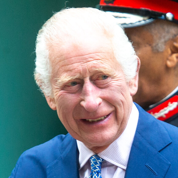 Ce 5 juin est une date à marquer d'une pierre blanche pour les britanniques car c'est une grande première depuis 70 ans.
Le roi Charles III d'Angleterre et Camilla Parker Bowles, reine consort d'Angleterre, quittent la Royal Academy of Dramatic Art à Londres