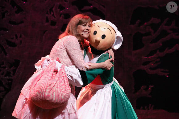 Chantal Goya lors de son spectacle Le Monde Magique by Chantal Goya pour les enfants du personnel municipal de la ville lors de l'arbre de Noël au Palais des Festivals à Cannes, dans le sud de la France, le 10 décembre 2016. Photo par Philippe Farjon/ABACAPRESS.COM