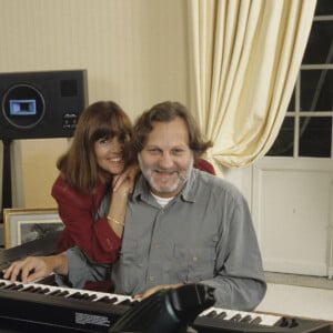 En France, chez eux, en intérieur, Chantal Goya et son mari Jean-Jacques Debout en septembre 1991.