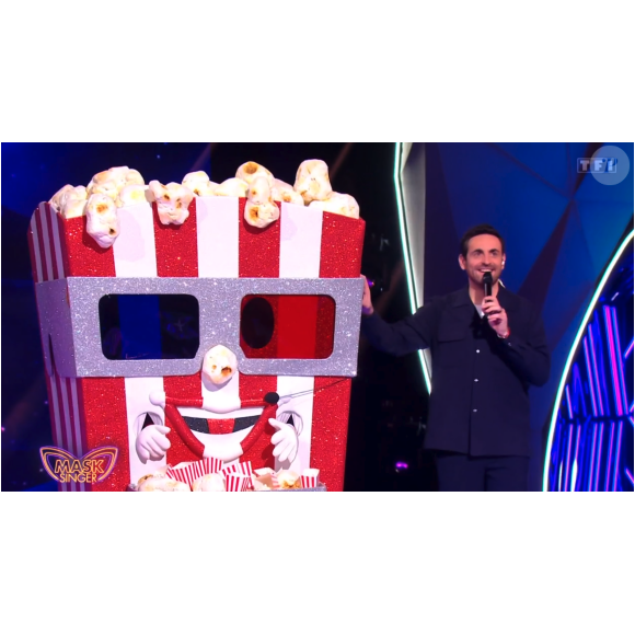 Chantal Goya dans son déguisement de Mask Singer, sur TF1 aux côtés de Camille Combal.