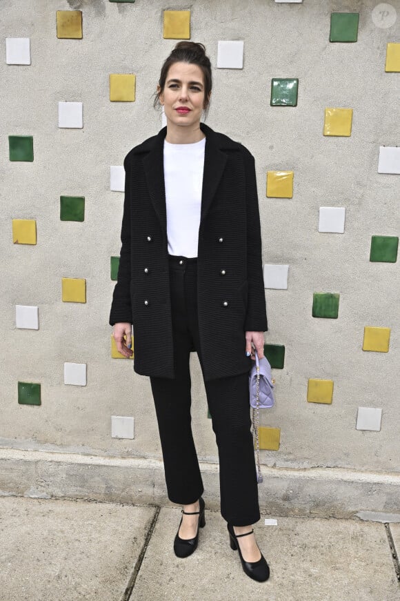 Une enfance qui lui a permis de s'ouvrir au monde, ce qui ne l'empêche pas d'être Monégasque et fière de l'être
Charlotte Casiraghi au photocall du défilé croisière Chanel 2024-2025 à la Cité radieuse à Marseille, France, le 2 mai 2024. © Olivier Borde/Bestimage