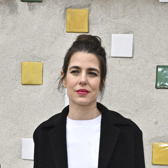 Une enfance qui lui a permis de s'ouvrir au monde, ce qui ne l'empêche pas d'être Monégasque et fière de l'être
Charlotte Casiraghi au photocall du défilé croisière Chanel 2024-2025 à la Cité radieuse à Marseille, France, le 2 mai 2024. © Olivier Borde/Bestimage