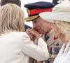 C'était ce jeudi 6 juin.
Charles III fait un baiser sur la main de Brigitte Macron, 80 ans du débarquement. Photo de The Times/News Licensing/ABACAPRESS.COM