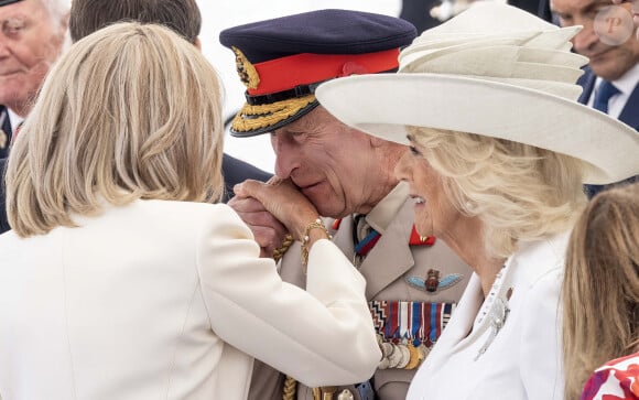 C'était ce jeudi 6 juin.
Charles III fait un baiser sur la main de Brigitte Macron, 80 ans du débarquement. Photo de The Times/News Licensing/ABACAPRESS.COM