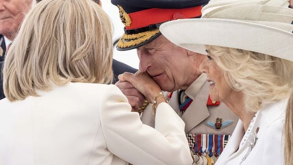 PHOTOS Charles III charmeur avec Brigitte Macron, ce geste tactile remarqué pendant les 80 ans du Débarquement