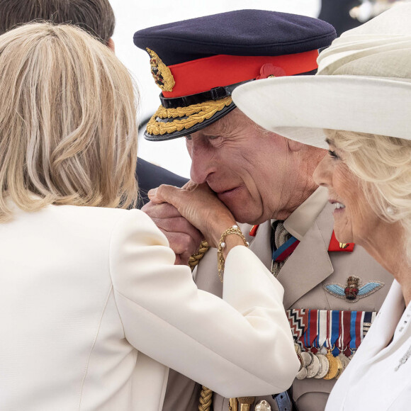 C'était ce jeudi 6 juin.
Charles III fait un baiser sur la main de Brigitte Macron, 80 ans du débarquement. Photo de The Times/News Licensing/ABACAPRESS.COM