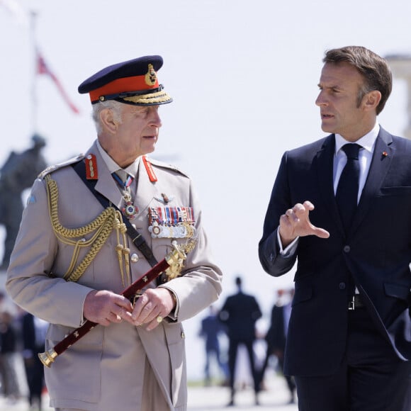 Lors des 80 ans du Débarquement.
Le roi Charles III d'Angleterre, Emmanuel Macron, président de la République française lors de la cérémonie franco-britannique au mémorial britannique de Ver-sur-mer, France, le 6 juin 2024, lors du 80ème anniversaire du débarquement. © Ian Vogler/MirrorPix/Bestimage 