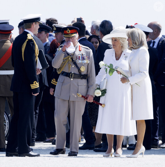 Le roi Charles III d'Angleterre, Emmanuel Macron, président de la République française, Camilla Parker Bowles, reine consort d'Angleterre et Brigitte Macron, Première Dame française lors de la cérémonie franco-britannique au mémorial britannique de Ver-sur-mer, France, le 6 juin 2024, lors du 80ème anniversaire du débarquement. © Ian Vogler/MirrorPix/Bestimage 