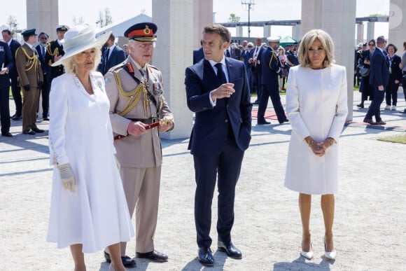 Le roi Charles III d'Angleterre, Emmanuel Macron, président de la République française, Camilla Parker Bowles, reine consort d'Angleterre et Brigitte Macron, Première Dame française lors de la cérémonie franco-britannique au mémorial britannique de Ver-sur-mer, France, le 6 juin 2024, lors du 80ème anniversaire du débarquement. © Ian Vogler/MirrorPix/Bestimage