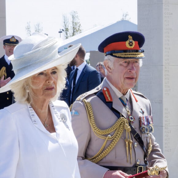 Le roi Charles III d'Angleterre, Emmanuel Macron, président de la République française, Camilla Parker Bowles, reine consort d'Angleterre et Brigitte Macron, Première Dame française lors de la cérémonie franco-britannique au mémorial britannique de Ver-sur-mer, France, le 6 juin 2024, lors du 80ème anniversaire du débarquement. © Ian Vogler/MirrorPix/Bestimage