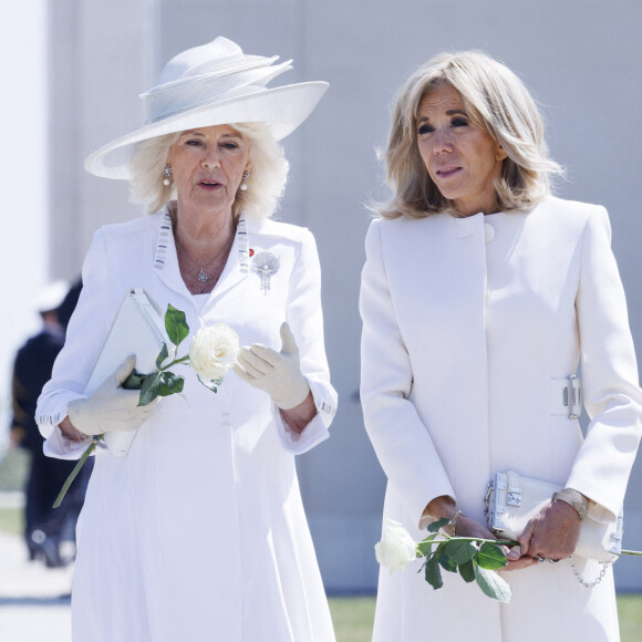 C'était entre Camilla Parker Bowles et Brigitte Macron.
Camilla Parker Bowles, reine consort d'Angleterre et Brigitte Macron, Première Dame française lors de la cérémonie franco-britannique au mémorial britannique de Ver-sur-mer, France, le 6 juin 2024, lors du 80ème anniversaire du débarquement. © Ian Vogler/MirrorPix/Bestimage 