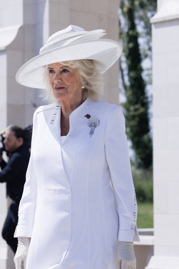 A noter qu'un autre geste a fait parler.
Camilla Parker Bowles, reine consort d'Angleterre lors de la cérémonie franco-britannique au mémorial britannique de Ver-sur-mer, France, le 6 juin 2024, lors du 80ème anniversaire du débarquement. © Ian Vogler/MirrorPix/Bestimage 