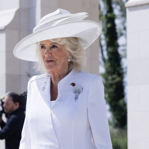 A noter qu'un autre geste a fait parler.
Camilla Parker Bowles, reine consort d'Angleterre lors de la cérémonie franco-britannique au mémorial britannique de Ver-sur-mer, France, le 6 juin 2024, lors du 80ème anniversaire du débarquement. © Ian Vogler/MirrorPix/Bestimage 