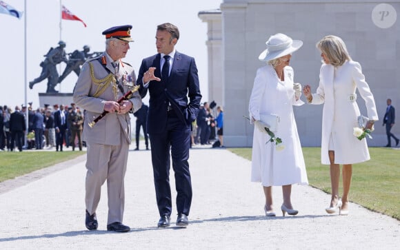 Le roi Charles III d'Angleterre, Emmanuel Macron, président de la République française, Camilla Parker Bowles, reine consort d'Angleterre et Brigitte Macron, Première Dame française lors de la cérémonie franco-britannique au mémorial britannique de Ver-sur-mer, France, le 6 juin 2024, lors du 80ème anniversaire du débarquement. © Ian Vogler/MirrorPix/Bestimage 