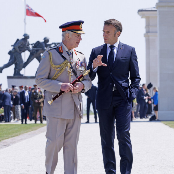 Le roi Charles III d'Angleterre, Emmanuel Macron, président de la République française, Camilla Parker Bowles, reine consort d'Angleterre et Brigitte Macron, Première Dame française lors de la cérémonie franco-britannique au mémorial britannique de Ver-sur-mer, France, le 6 juin 2024, lors du 80ème anniversaire du débarquement. © Ian Vogler/MirrorPix/Bestimage 