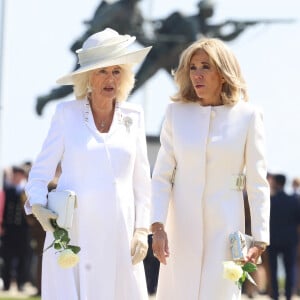 Camilla Parker Bowles, reine consort d'Angleterre et Brigitte Macron, Première Dame française lors de la cérémonie franco-britannique au mémorial britannique de Ver-sur-mer, France, le 6 juin 2024, lors du 80ème anniversaire du débarquement. © Ian Vogler/MirrorPix/Bestimage 