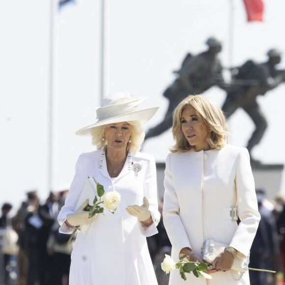 Camilla Parker Bowles, reine consort d'Angleterre et Brigitte Macron, Première Dame française lors de la cérémonie franco-britannique au mémorial britannique de Ver-sur-mer, France, le 6 juin 2024, lors du 80ème anniversaire du débarquement. © Ian Vogler/MirrorPix/Bestimage 