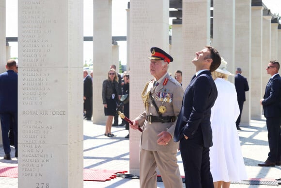 Le roi Charles III d'Angleterre, Emmanuel Macron, président de la République française lors de la cérémonie franco-britannique au mémorial britannique de Ver-sur-mer, France, le 6 juin 2024, lors du 80ème anniversaire du débarquement. © Ian Vogler/MirrorPix/Bestimage 