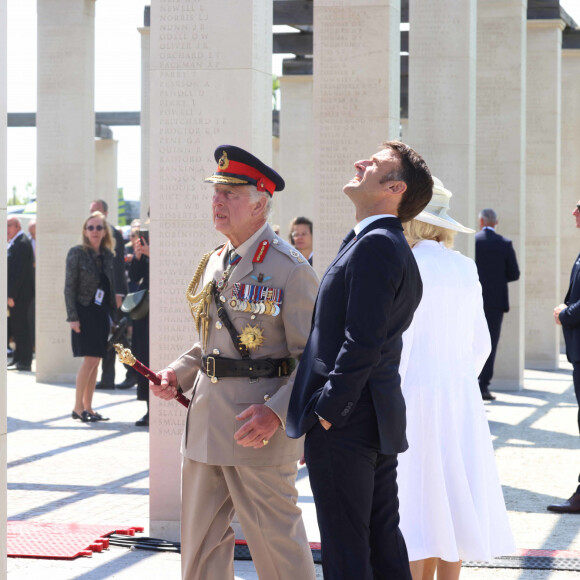 Le roi Charles III d'Angleterre, Emmanuel Macron, président de la République française lors de la cérémonie franco-britannique au mémorial britannique de Ver-sur-mer, France, le 6 juin 2024, lors du 80ème anniversaire du débarquement. © Ian Vogler/MirrorPix/Bestimage 