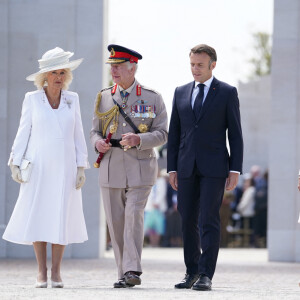 Emmanuel Macron, président de la République française, le roi Charles III d'Angleterre, la Première Dame Brigitte Macron et Camilla Parker Bowles, reine consort d'Angleterre lors de la cérémonie franco-britannique au mémorial britannique de Ver-sur-mer, France, le 6 juin 2024, lors du 80ème anniversaire du débarquement. © Ludovic Marin/Pool/MirrorPix/Bestimage 