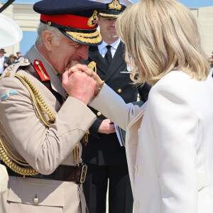 En Normandie.
Charles III fait un baiser sur la main de Brigitte Macron, 80 ans du débarquement en Normandie. Photo : Chris Jackson/PA Wire